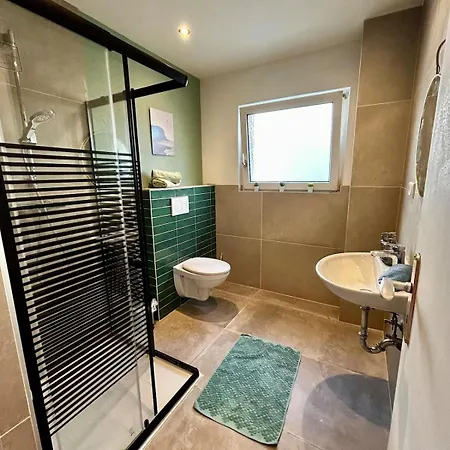 Apartment Modern With Parking & Wi-fi *